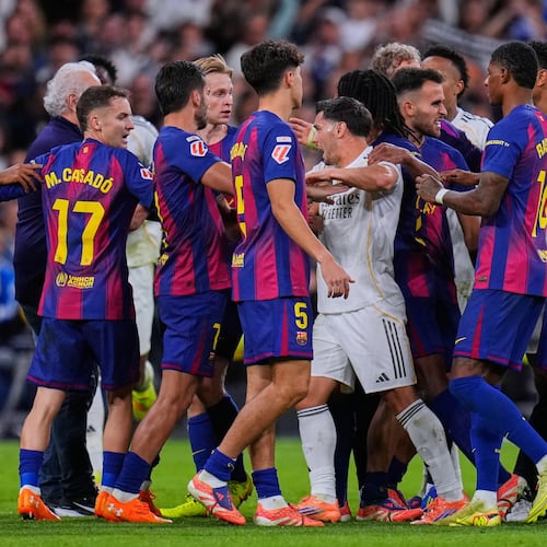 Real Madrid and Barcelona players scuffle during the Spanish La Liga soccer match between Real Madrid and Barcelona, in Madrid, Sunday, Oct. 26, 2025. (AP Photo/Manu Fernandez)