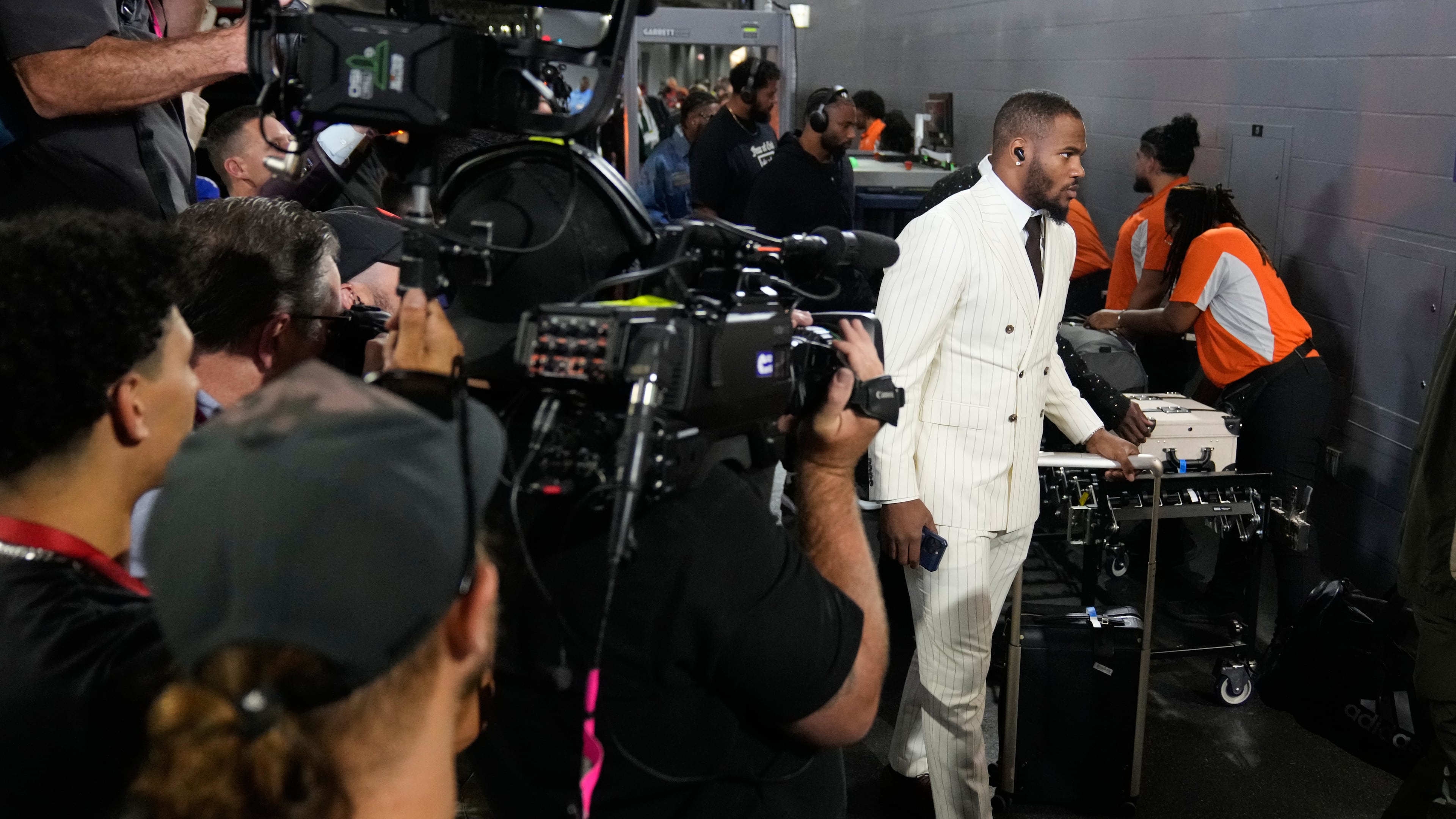 Green Bay Packers' Micah Parson arrives for an NFL football game against the Dallas Cowboys Sunday, Sept. 28, 2025, in Arlington, Texas. (AP Photo/Jeffrey McWhorter)
