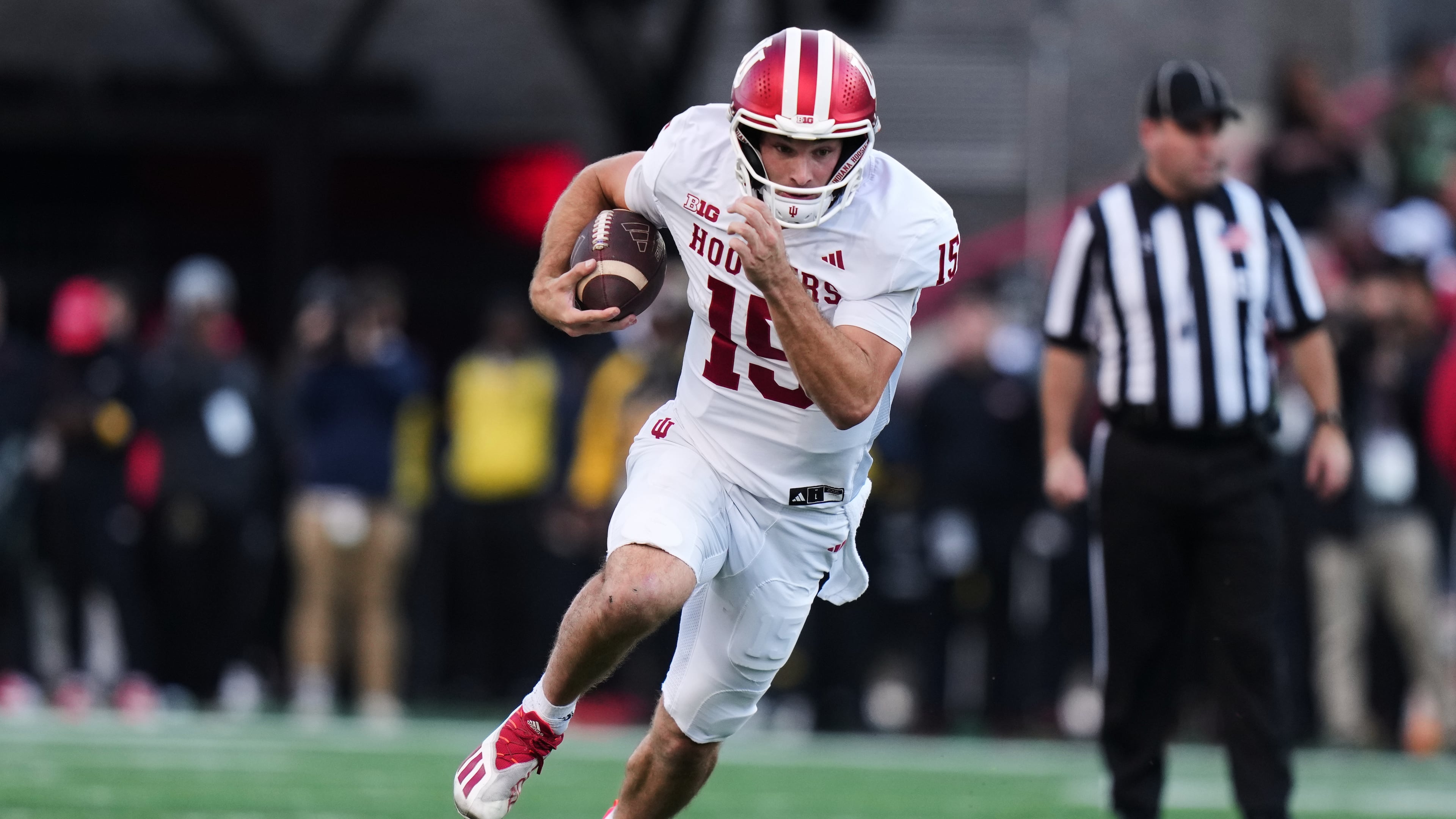 Indiana quarterback Fernando Mendoza (15) runs the ball during the first half of an NCAA college football game against Indiana, Saturday, Nov. 1, 2025, in College Park, Md. (AP Photo/Stephanie Scarbrough)