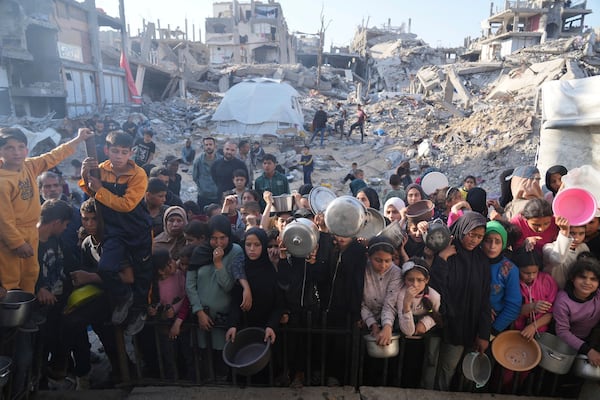 FILE.- Palestinians wait for donated food at a distribution center in Beit Lahiya, northern Gaza Strip, Sunday, March 16, 2025. (AP Photo/Abdel Kareem Hana,File)