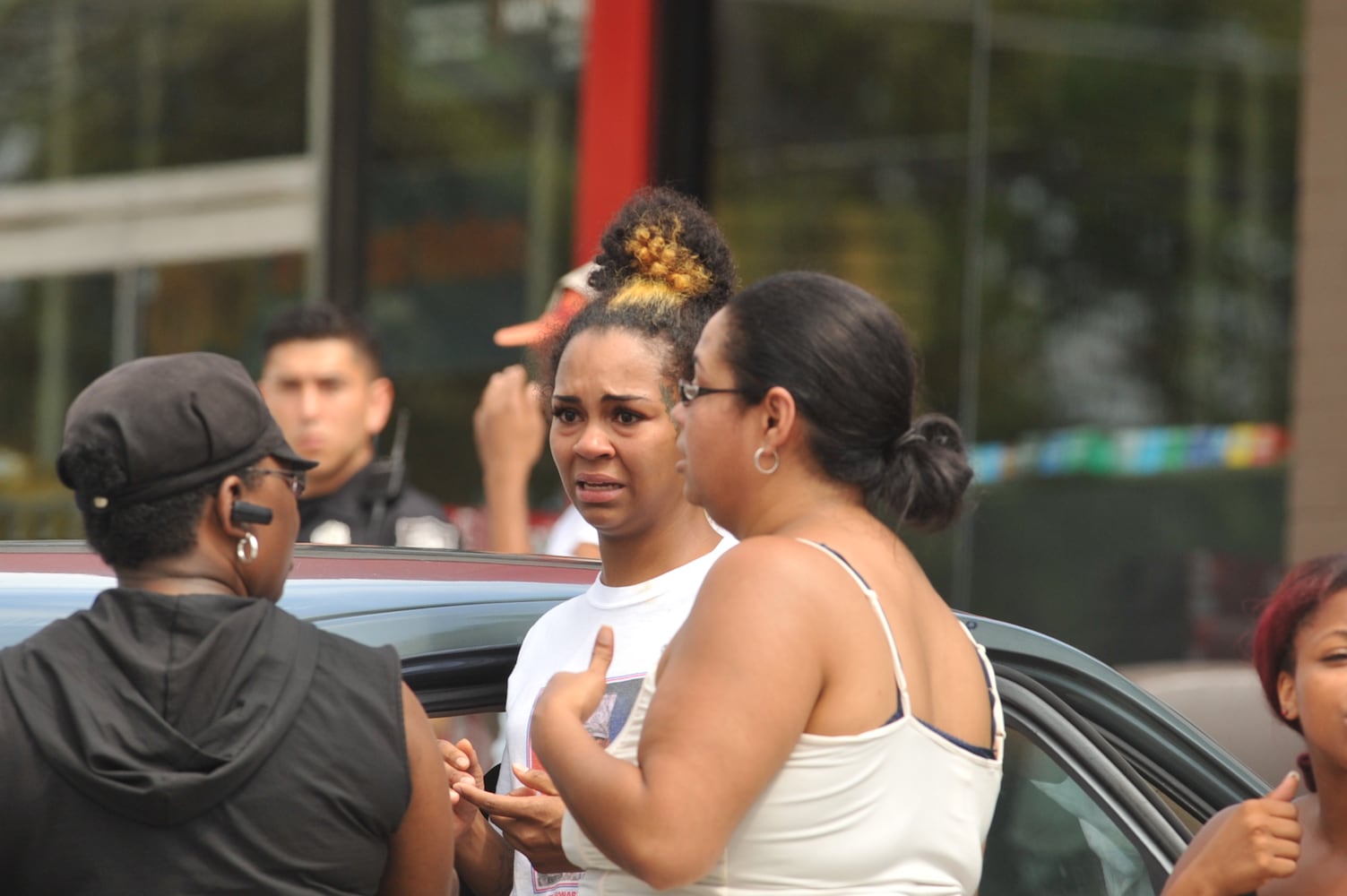Man shot inside south DeKalb Quik Trip