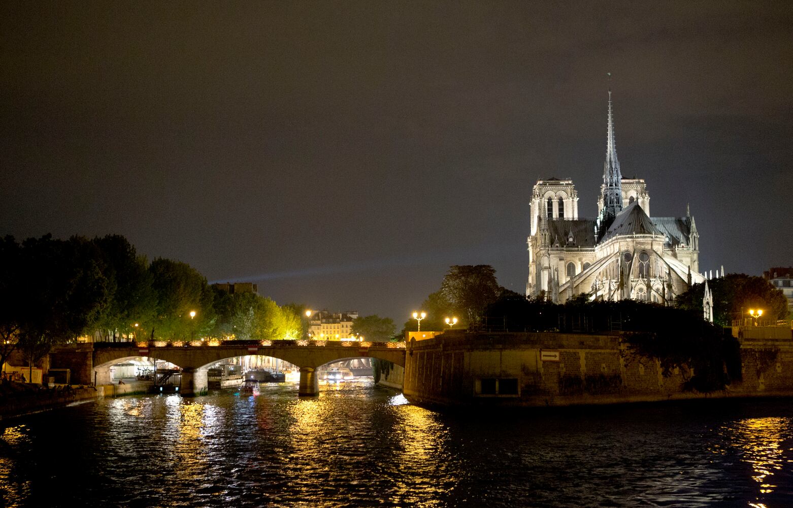 Images of famous landmarks along the Seine River