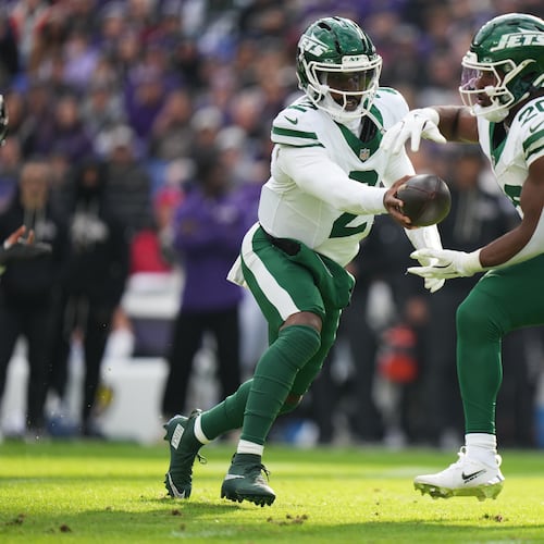 New York Jets quarterback Tyrod Taylor (2) hand off to running back Breece Hall (20) during the first half of an NFL football game against the Baltimore Ravens, Sunday, Nov. 23, 2025, in Baltimore. (AP Photo/Stephanie Scarbrough)