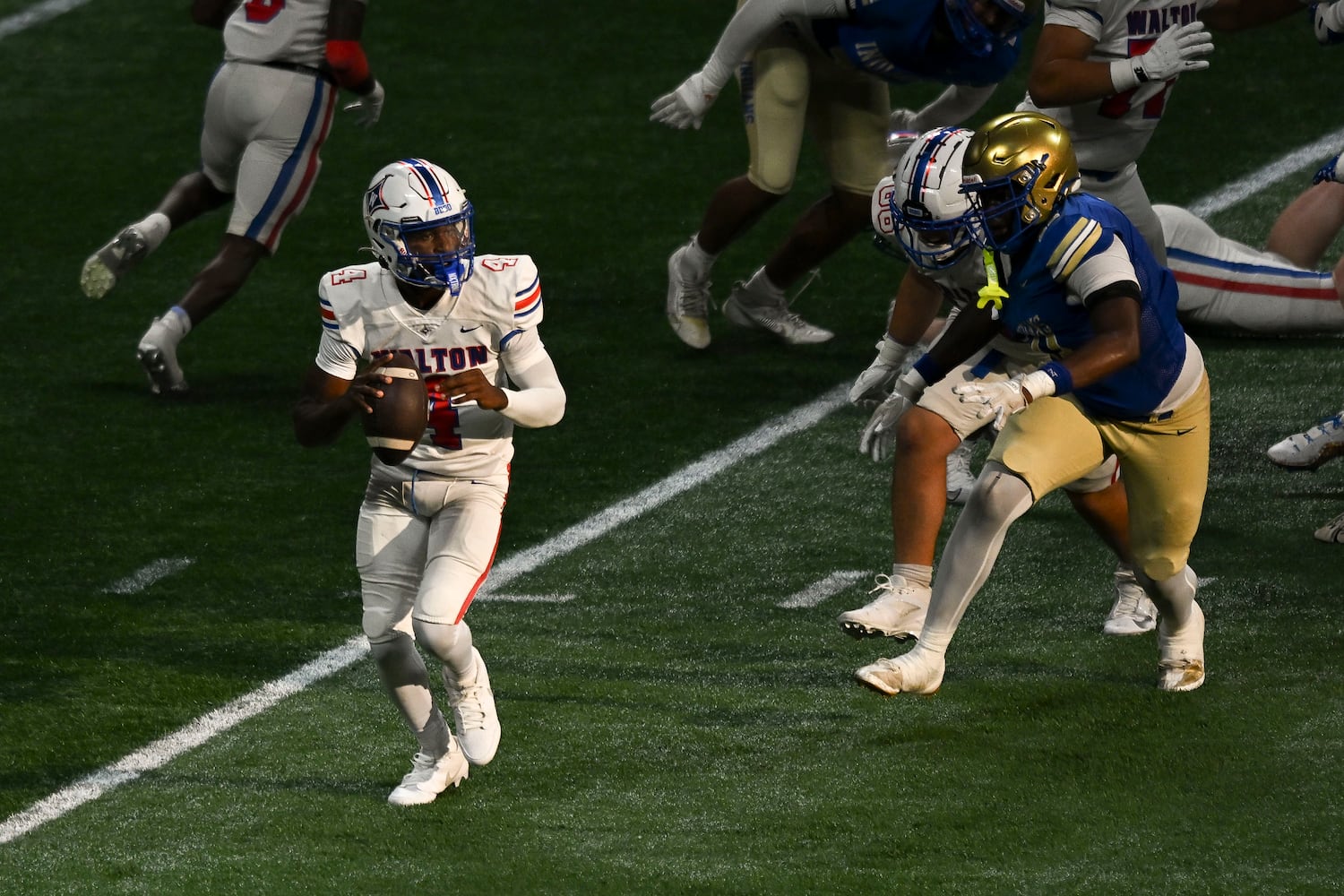 Walton quarterback Christion Peacock (4) looks for a receiver during the second half of the Corky Kell Classic football game Saturday, August 16, 2025 at the Mercedes-Benz Stadium. (Daniel Varnado/For the Atlanta Journal-Constitution)