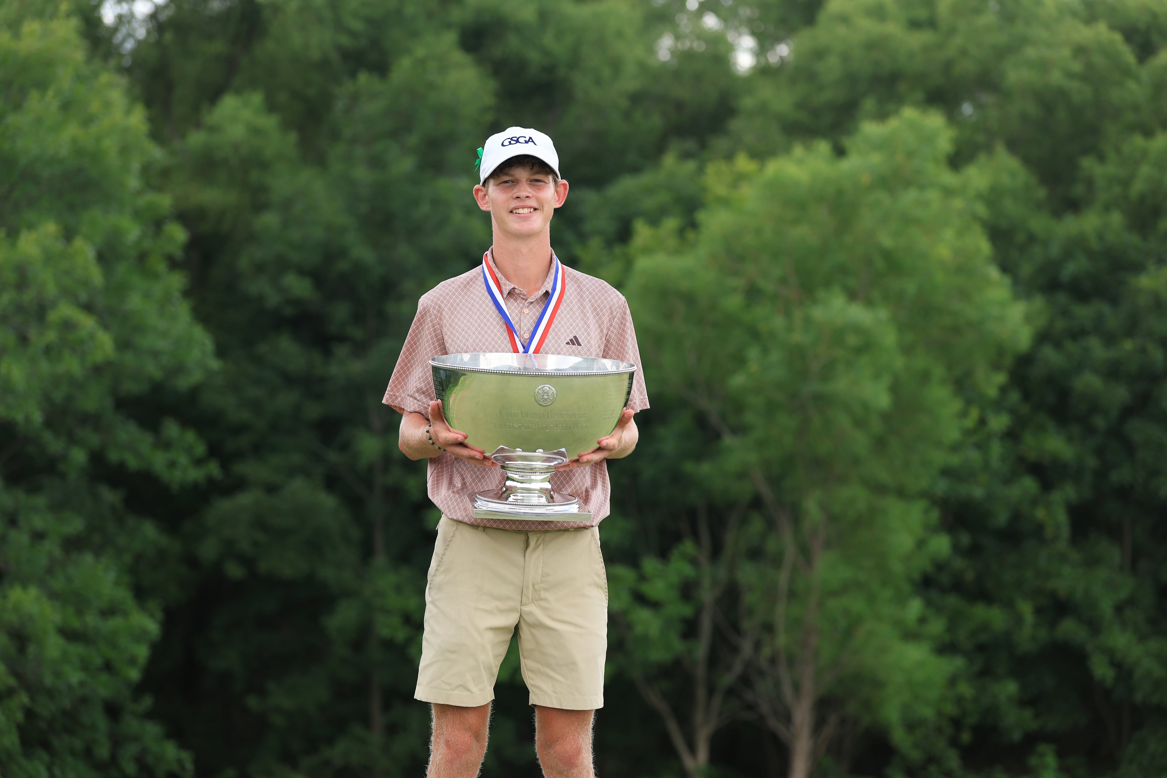 Hamilton Coleman holds Junior Amateur Championship Trophy during the finals of the 2025 U.S. Junior Amateur at Trinity Forest Golf Club in Dallas, Texas on Saturday, July 26, 2025. (Dustin Satloff/USGA)