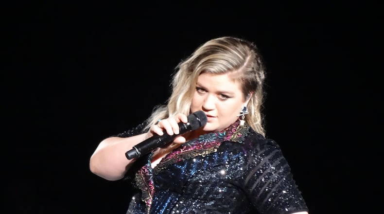 Kelly Clarkson does a mock pose for a fan right before she finishes her signature encore song "Since U Been Gone."