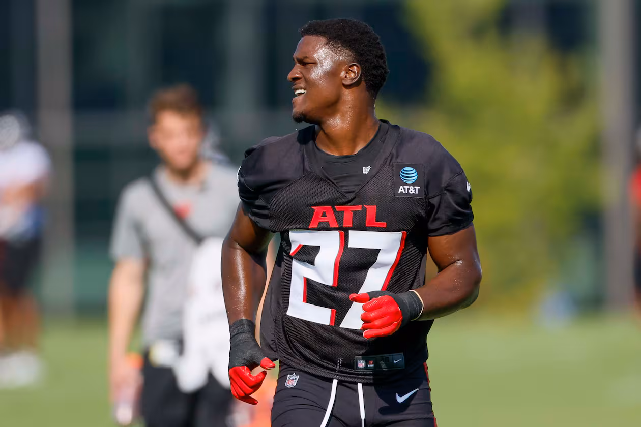 Atlanta Falcons linebacker James Pearce Jr. participates on a drill during the first practice of training camp in Flowery Branch. (Miguel Martinez/AJC 2025)