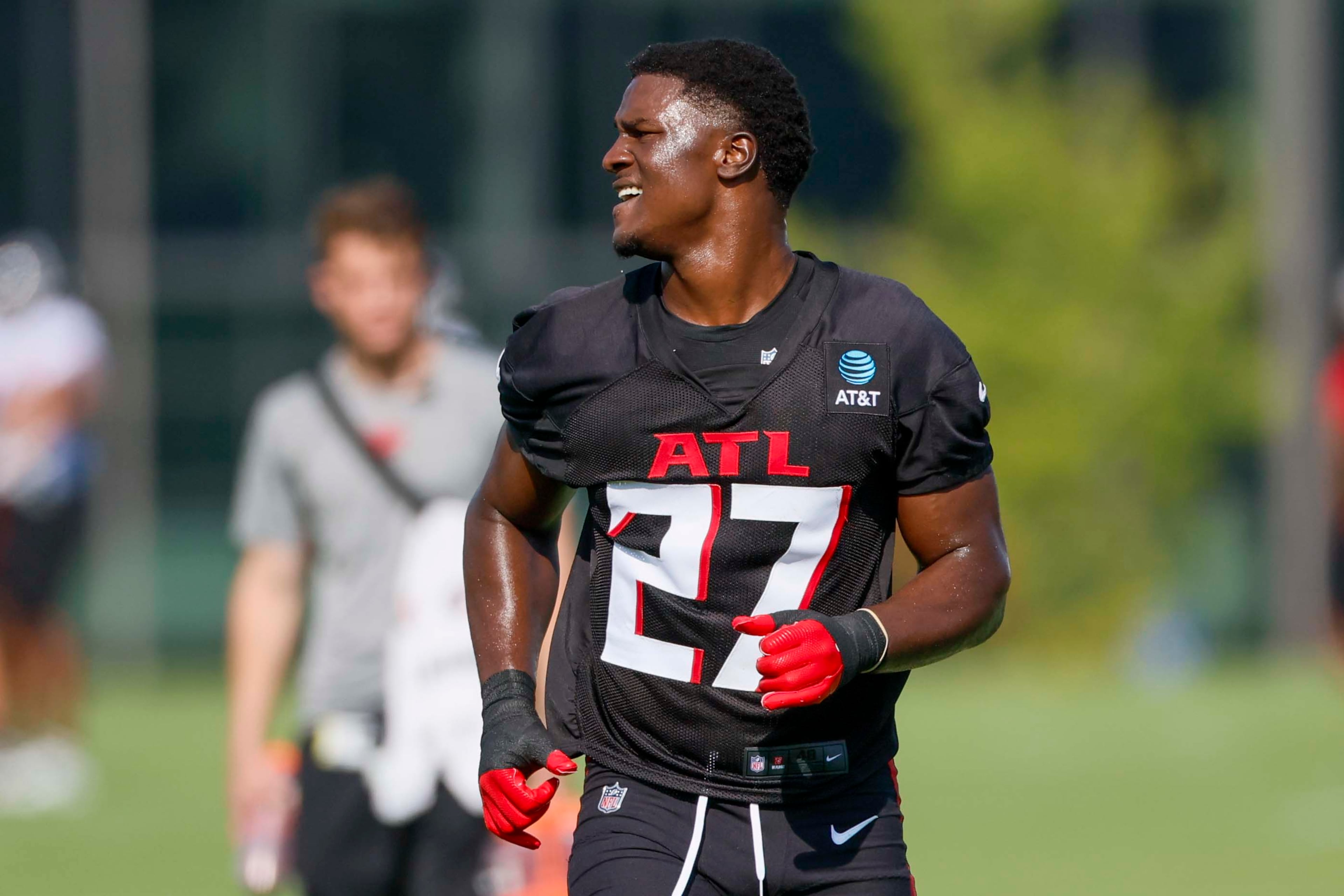 “He’s a baller, he’s going to make a lot of plays for us,” Atlanta Falcons' quarterback said of linebacker James Pearce Jr. (Miguel Martinez/AJC)
