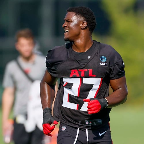 Atlanta Falcons linebacker James Pearce Jr. participates on a drill during the first practice of training camp in Flowery Branch. (Miguel Martinez/AJC 2025)