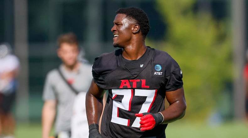 Atlanta Falcons linebacker James Pearce Jr. participates on a drill during the first practice of training camp in Flowery Branch. (Miguel Martinez/AJC 2025)