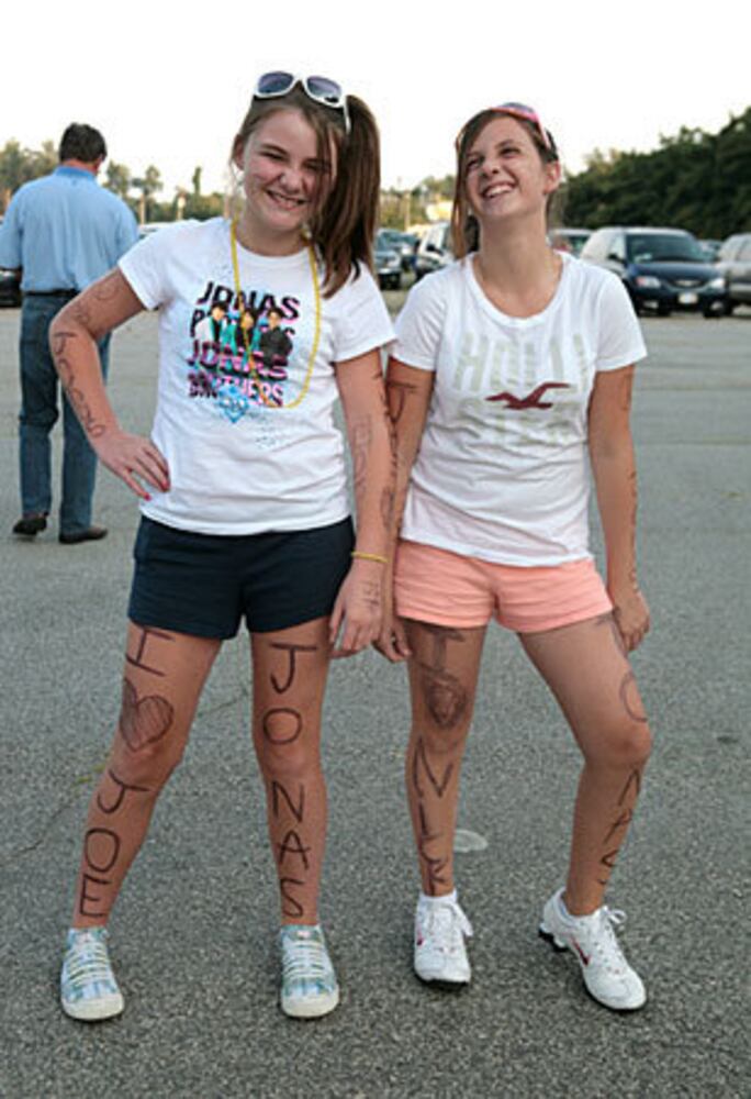 Fan fashion: Cool, casual gear for Jonas Bros. concert