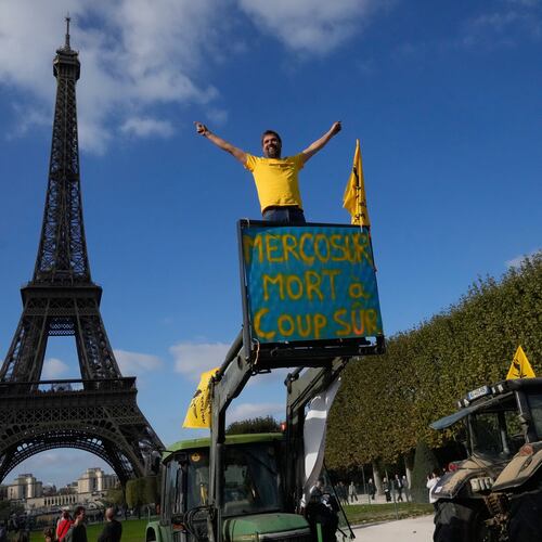 FILE - French farmers protest against the Mercosur trade alliance with South America countries, on Oct. 14, 2025 near the Eiffel Tower in Paris. (AP Photo/Michel Euler, File)