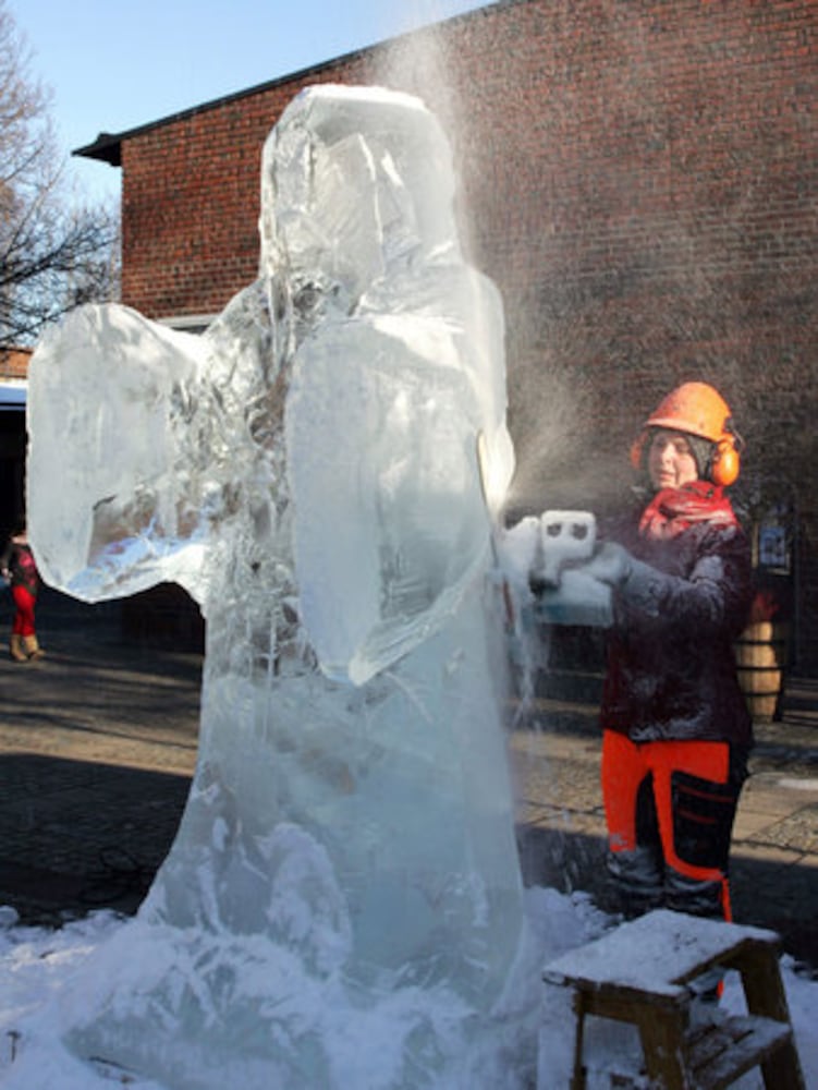 Artist creates ice statue of Jesus