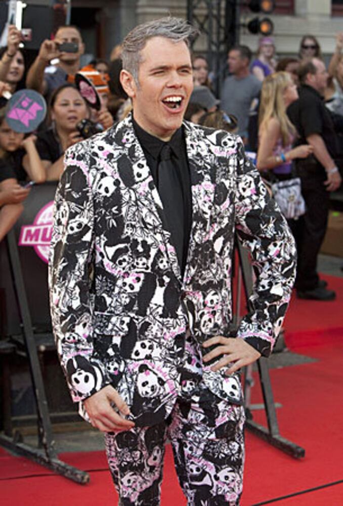 Miley Cyrus gets racy at MuchMusic Awards