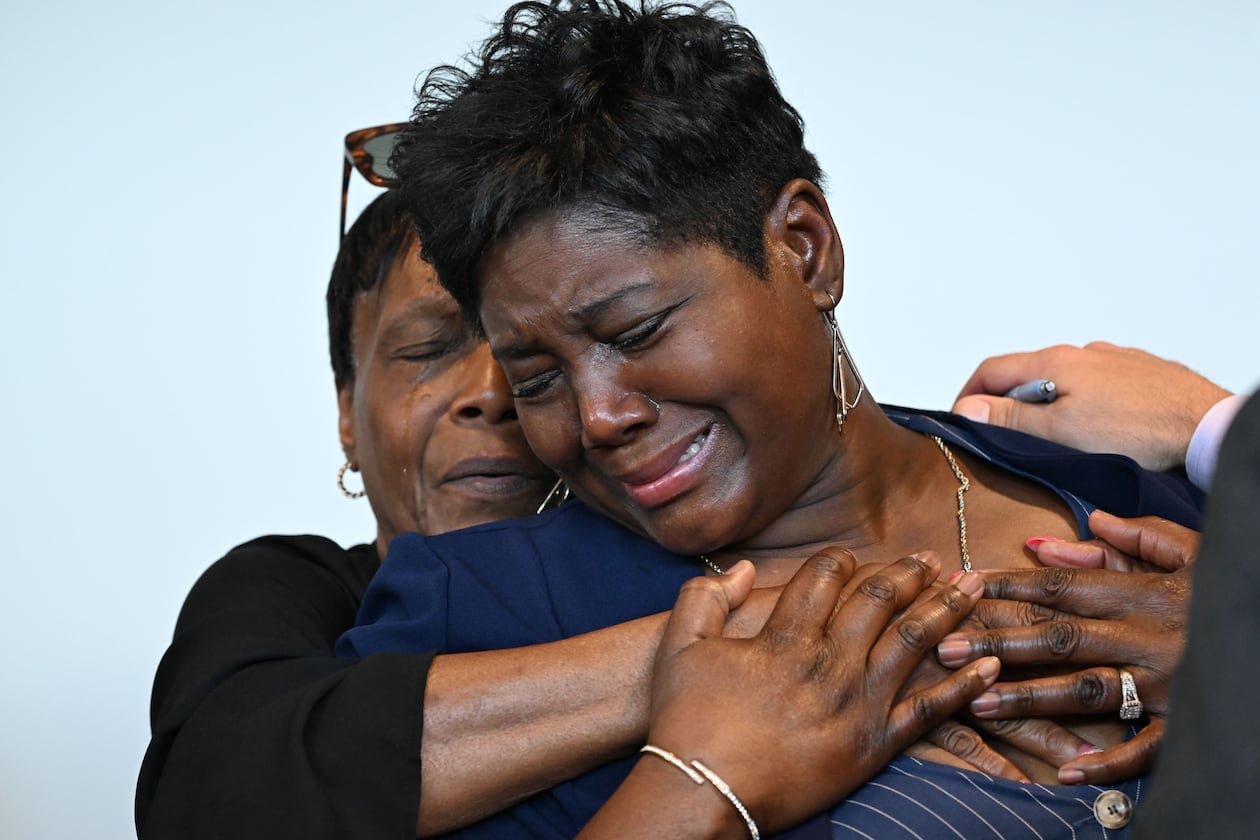 Danyel Smithâs fiancĂŠe, LaTasha Pyatt, foreground, becomes emotional following Smithâs bond hearing at Gwinnett County Superior Court on Tuesday, Sept. 1, 2026, in Lawrenceville. Danyel Smith, who was convicted in 2003 in the death of his baby, was recently granted a new trial. (Hyosub Shin/AJC)