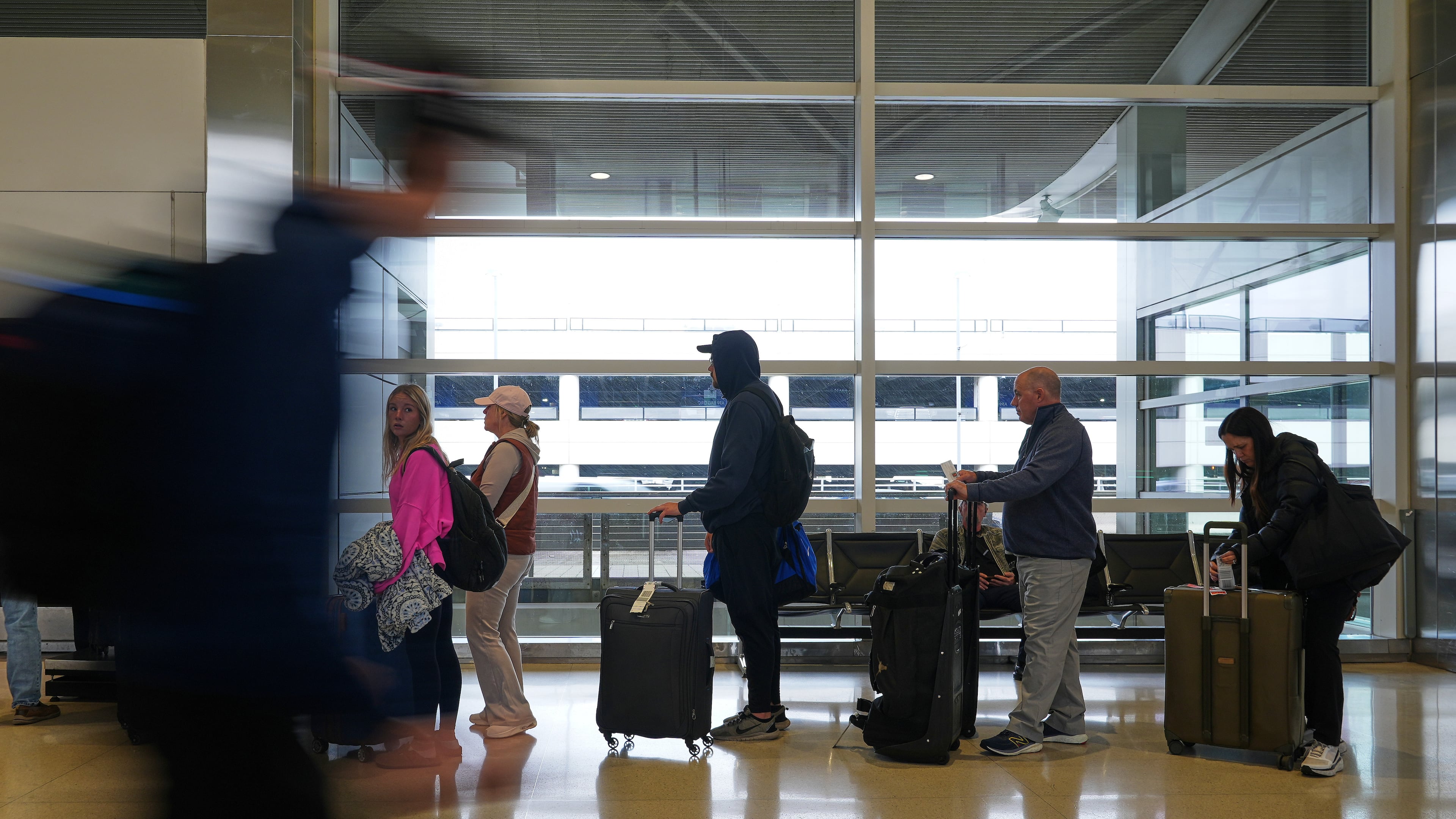Travelers wait in lines at the Detroit Metropolitan Airport, Sunday, Nov. 9, 2025, in Detroit. (AP Photo/Ryan Sun)
