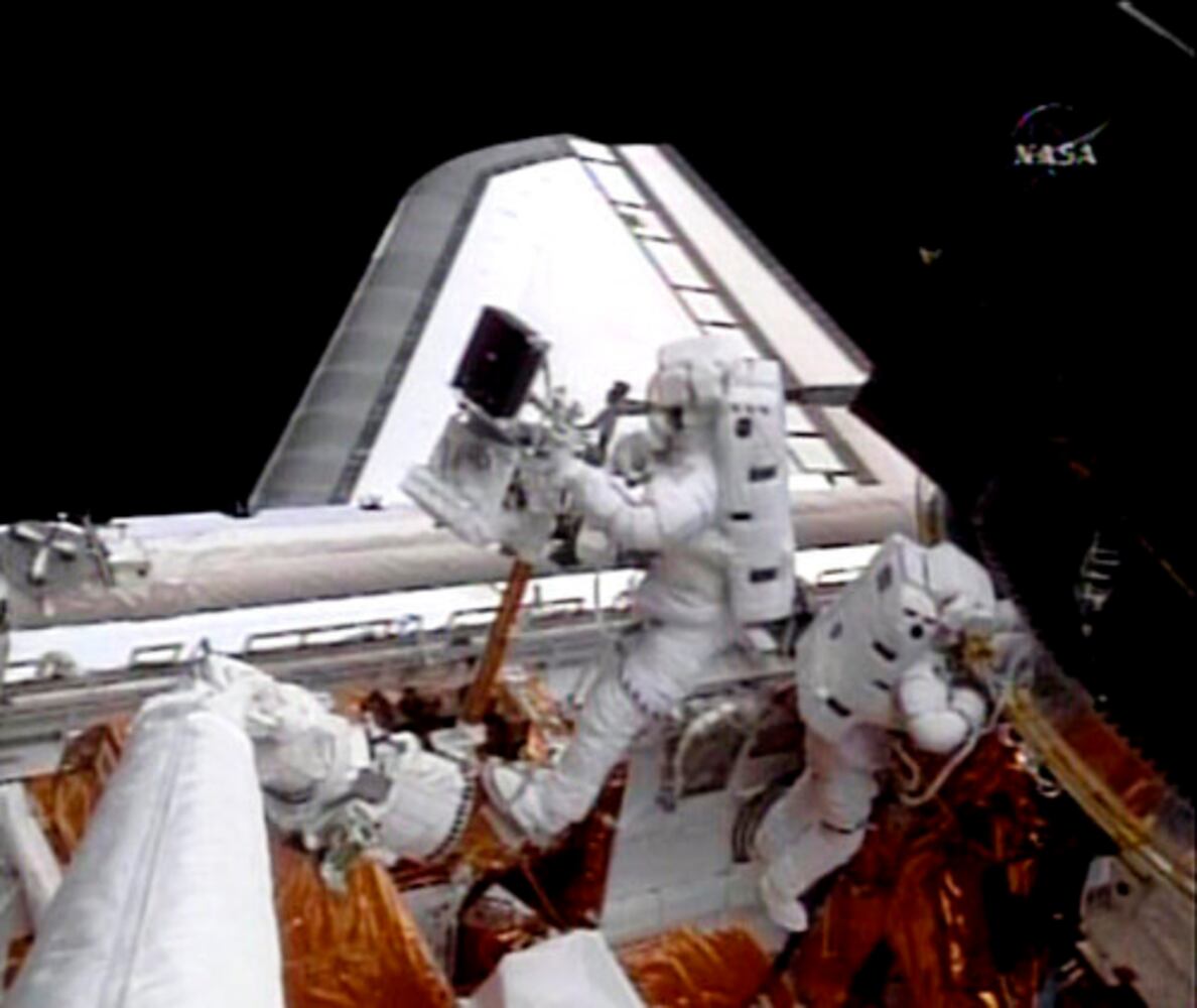 Spacewalkers repair Hubble