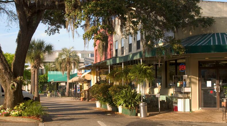 Tourists usually come to St. Simons Island to play golf, but the pristine salt marshes, abundant wildlife and historic sites make it more than just a resort for the sport of kings. C0769 St. Simons Island
