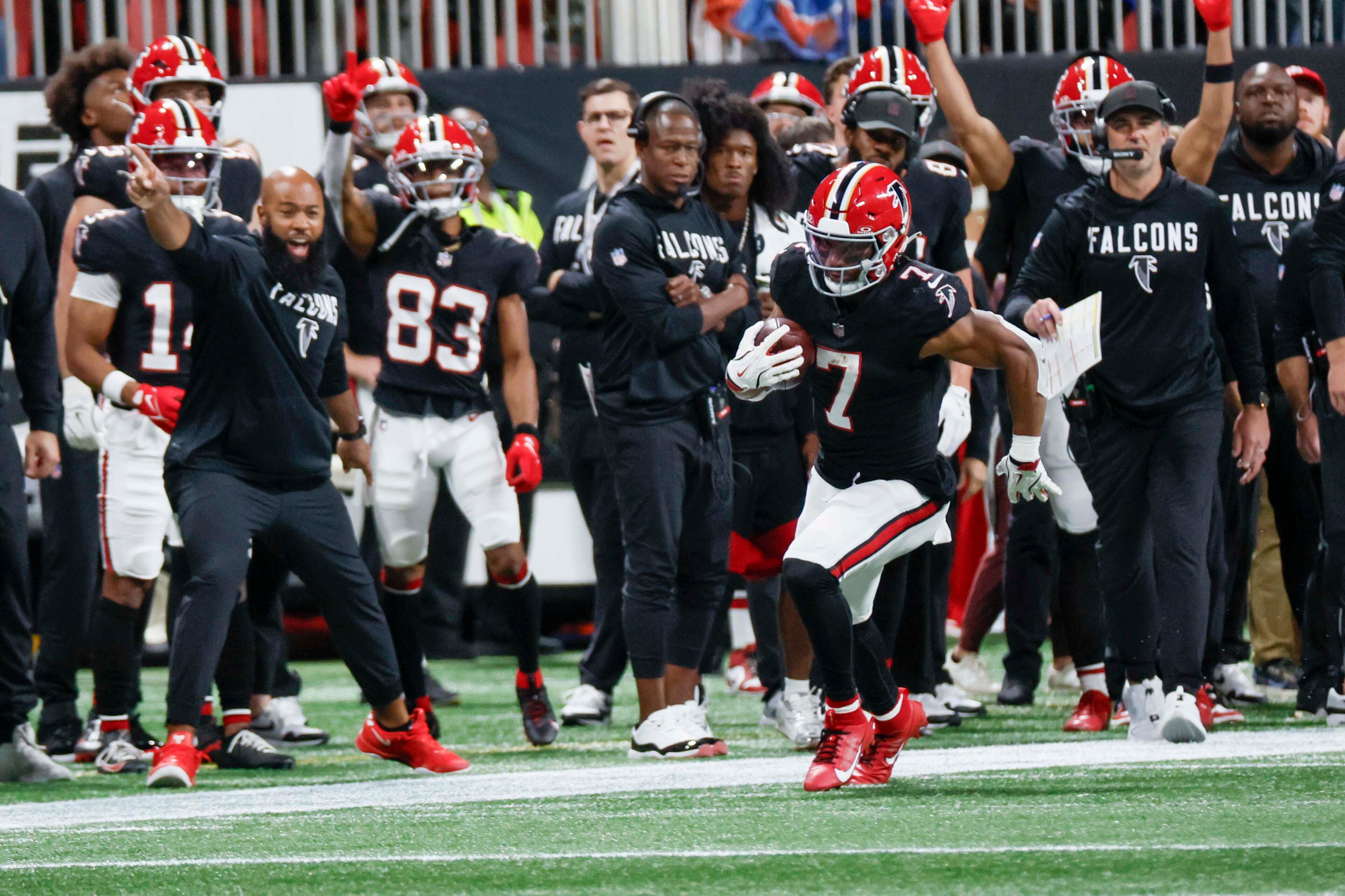 Atlanta Falcons running back Bijan Robinson (7) runs for a touchdown during the first half of an NFL football game against the Buffalo Bills at Mercedes-Benz Stadium in Atlanta on Monday, October 13, 2025.
(Miguel Martinez/ AJC)