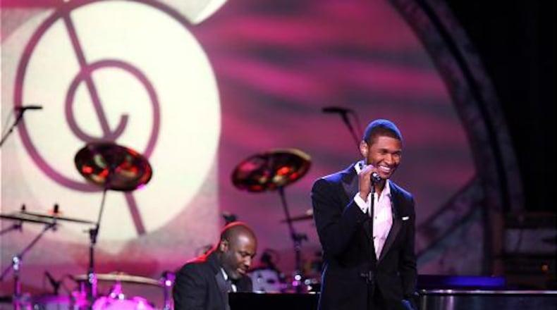 Usher Raymond performs "Georgia on My Mind" during the banquet.