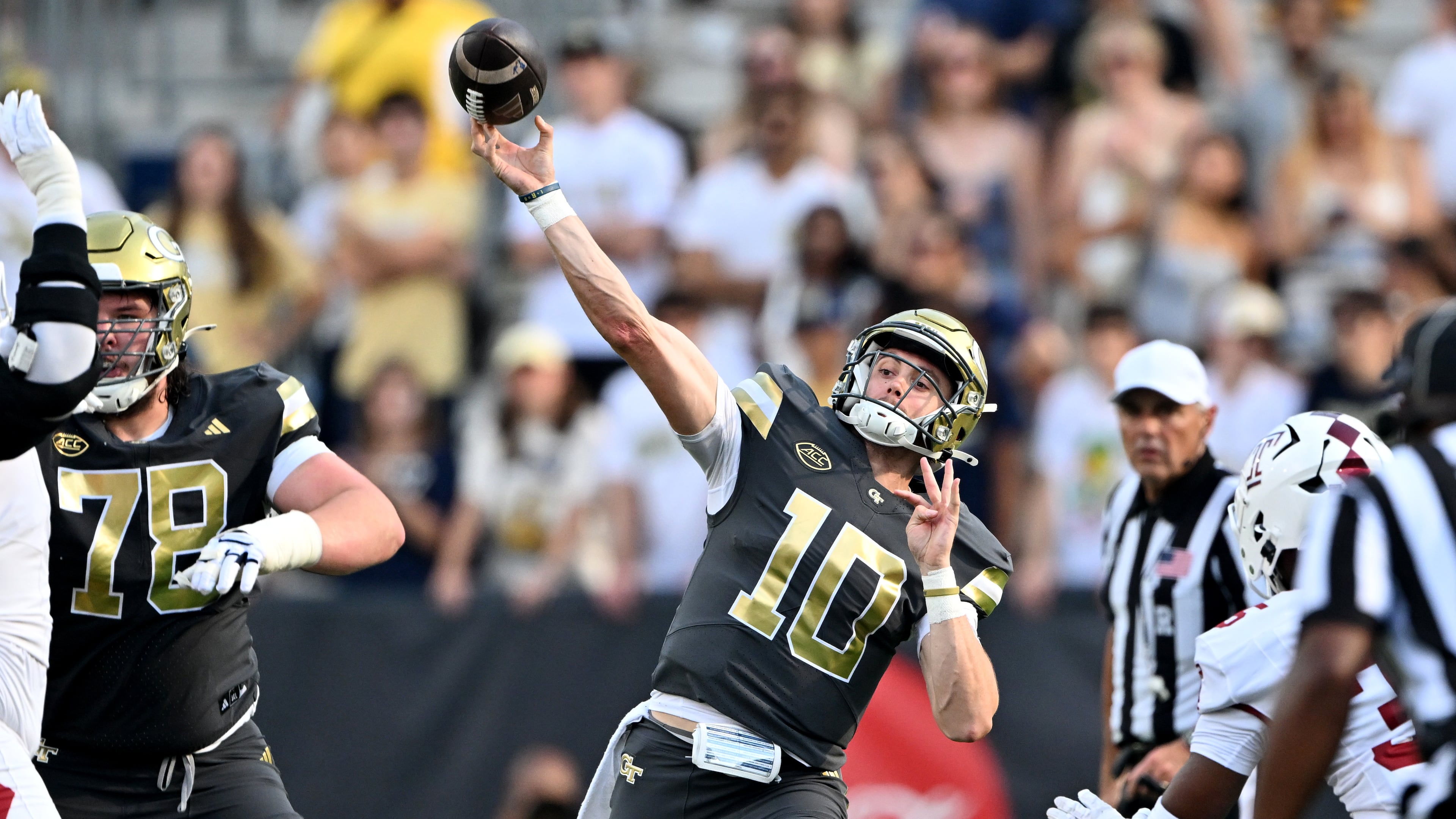 Georgia Tech quarterback Haynes King (10) throws a pass during the first half of an NCAA college football game at Georgia Tech's Bobby Dodd Stadium, Saturday, November 20, 2025 in Atlanta. (Hyosub Shin / AJC)