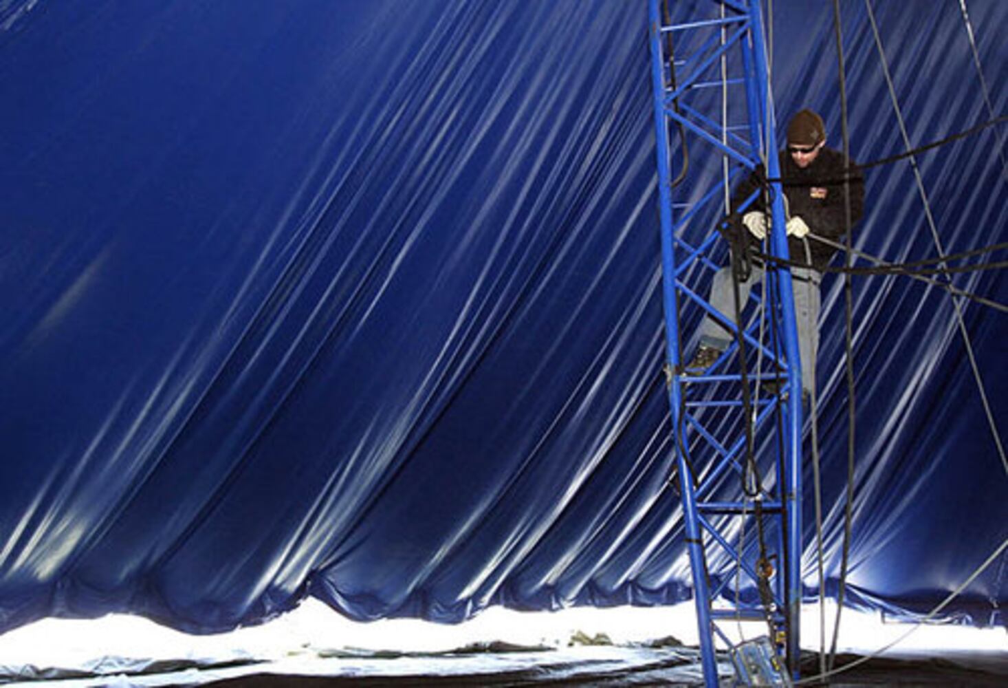Big Apple Circus: Raising of the tent