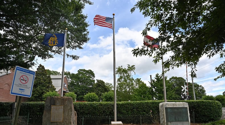 June 16, 2020 Kennesaw - The Confederate battle flag was removed and replaced it with the original Georgia state flag (left) that was flown during the Civil War at the city’s war memorial in downtown Kennesaw on Tuesday, June 16, 2020. The Kennesaw City Council voted Monday to remove the Confederate battle flag from its war memorial and replace it with the original Georgia state flag that was flown during the Civil War. (Hyosub Shin / Hyosub.Shin@ajc.com)
