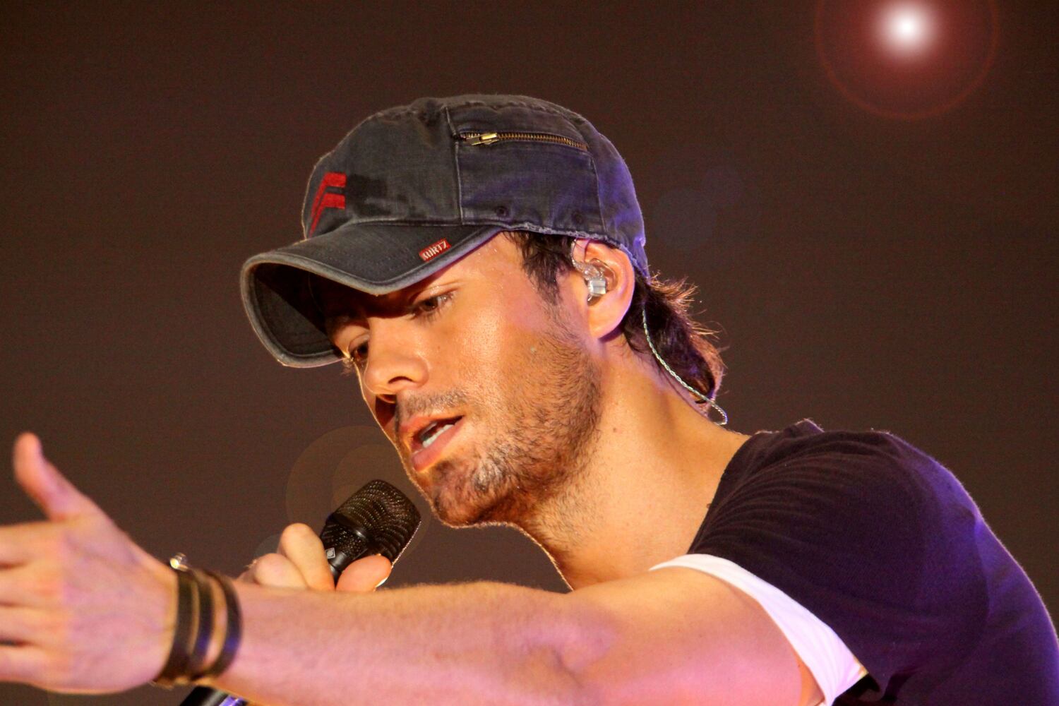 Iglesias brought the sultry while performing "Bailamos."