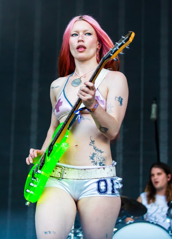 Atlanta, Ga. — British indie rockers Wet Leg drew a huge crowd on Sunday evening, Sept. 21, 2025, at Piedmont Park. Lead singer Rhian Teasdale showed why she’s become a standout star over the past year. (RYAN FLEISHER FOR THE ATLANTA JOURNAL-CONSTITUTION)