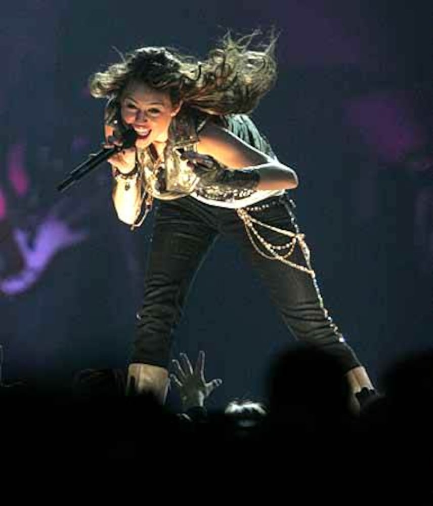 Miley Cyrus wows Gwinnett Arena audience