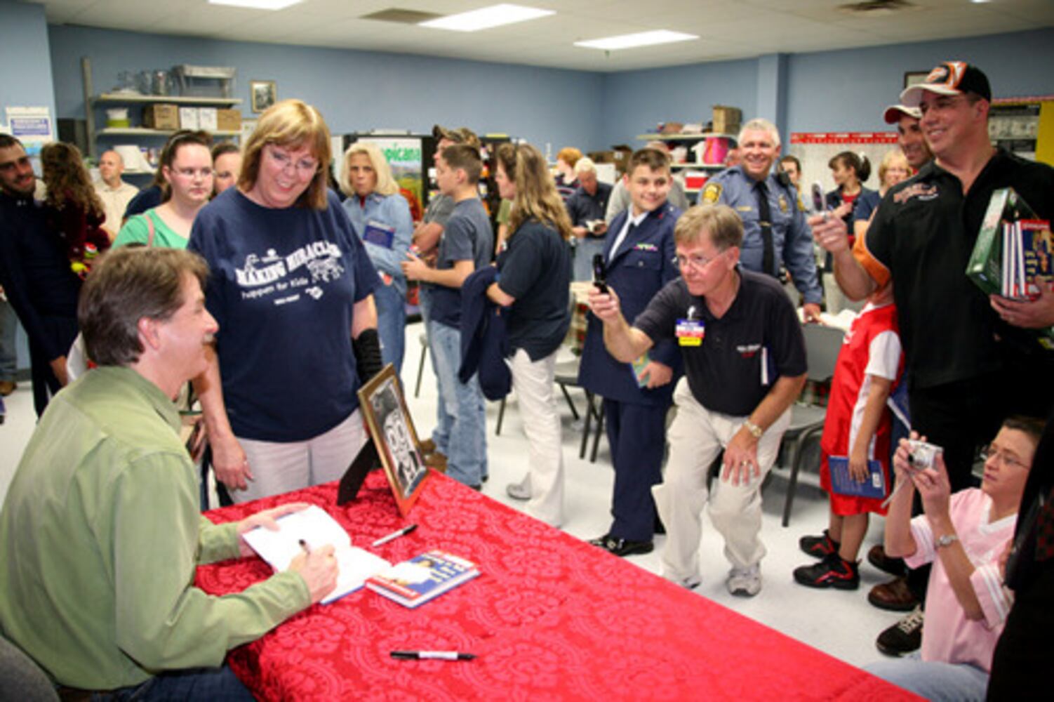 Jeff Foxworthy charms book fans at Loganville Wal-Mart