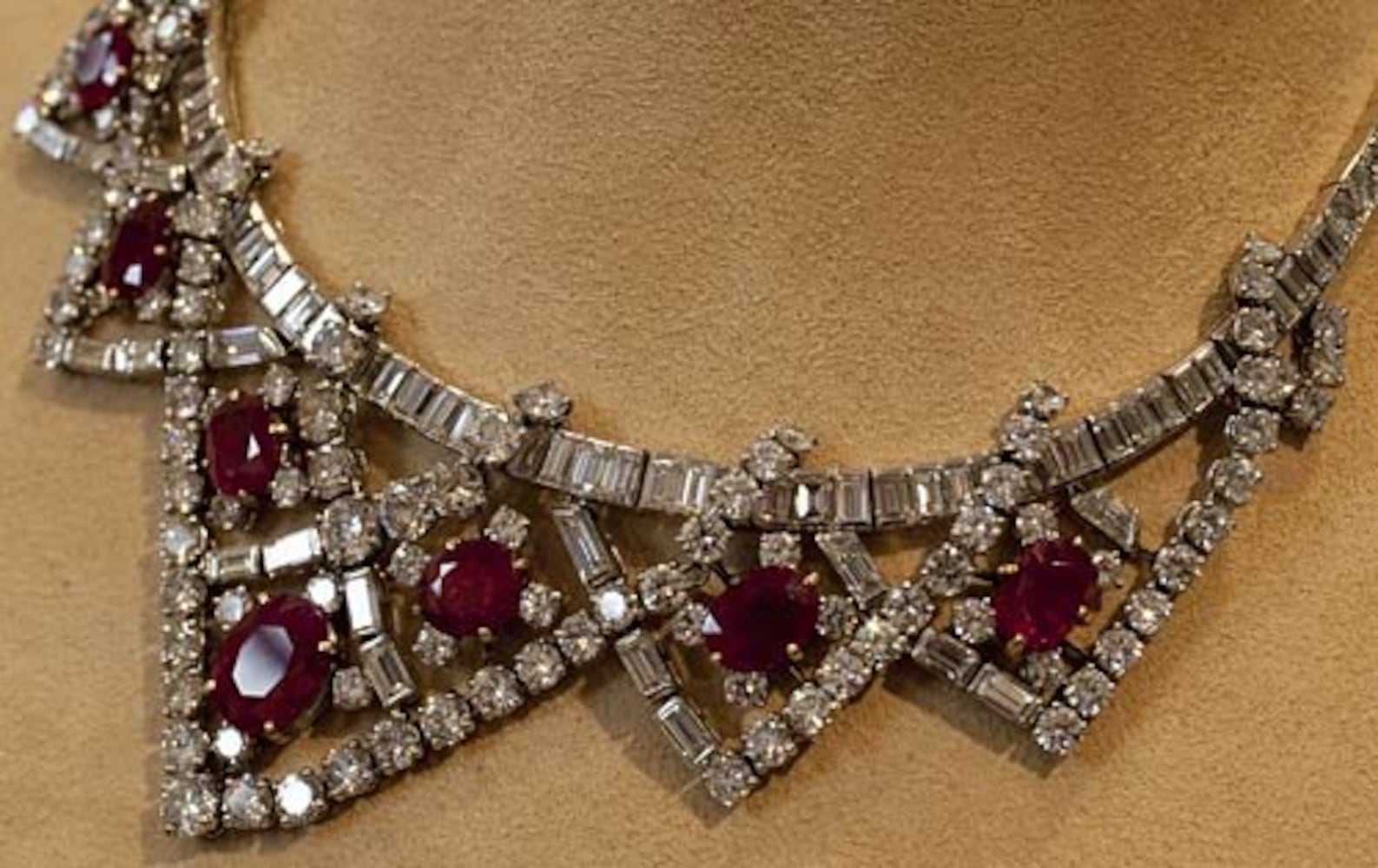 Elizabeth Taylor's jewels come to auction