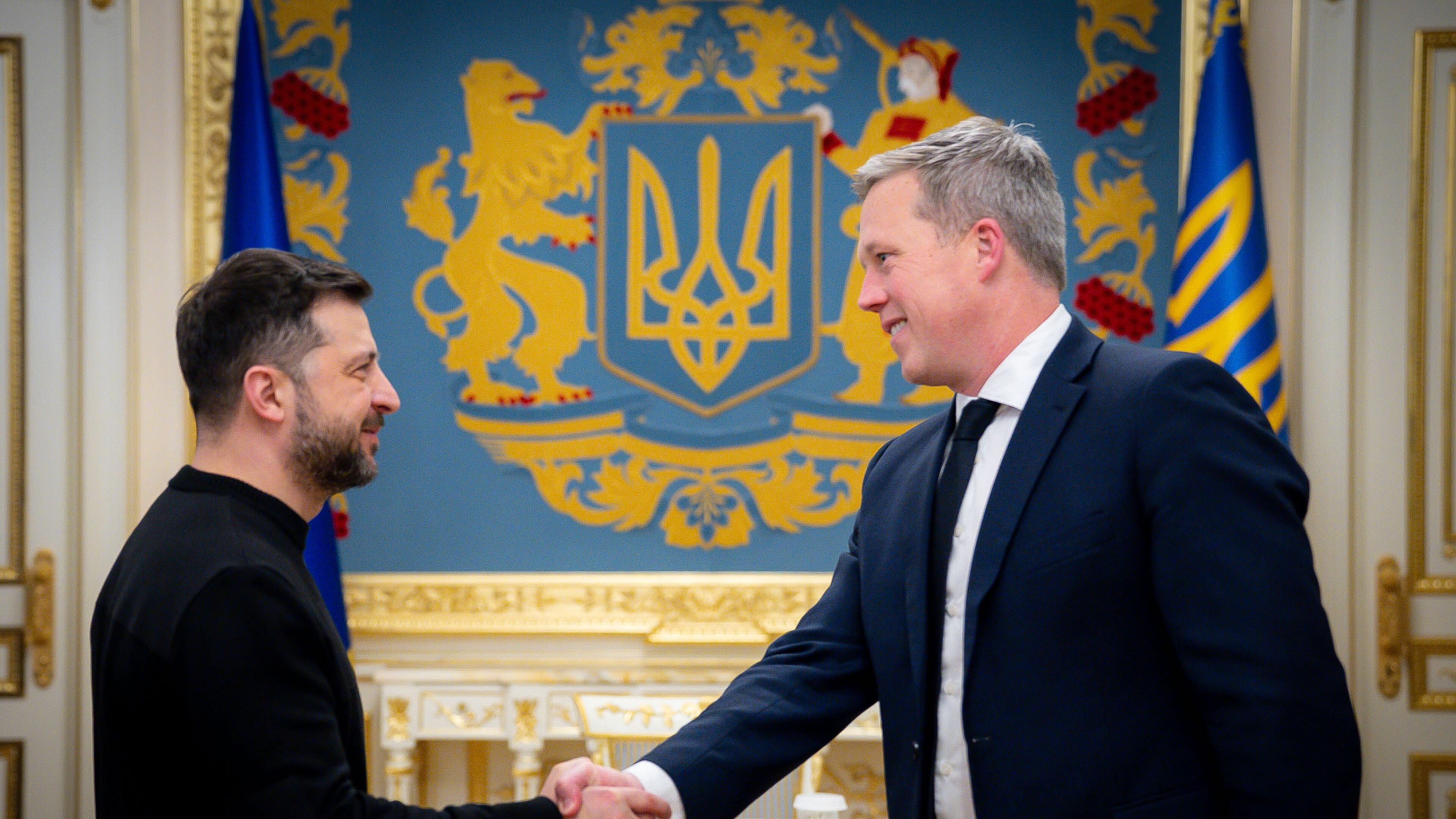 In this photo provided by the Ukrainian Presidential Press Office, Ukrainian President Volodymyr Zelenskyy, left, shakes hands with U.S. Secretary of the Army Dan Driscoll in Kyiv, Ukraine, Thursday, Nov. 20, 2025. (Ukrainian Presidential Press Office via AP)