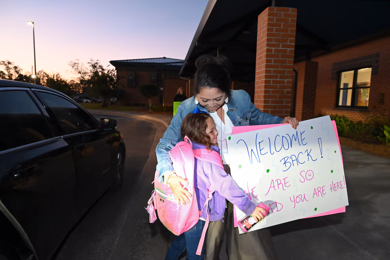 School counselor Carrie Poole gets a hug from kindergartener Ava Beverly as she is dropped off at Jeff Davis Primary School in Hazelhurst. Jeff Davis County Schools returned for the first time since Hurricane Helene devastated much of South Georgia. (Hyosub Shin/AJC 2024)