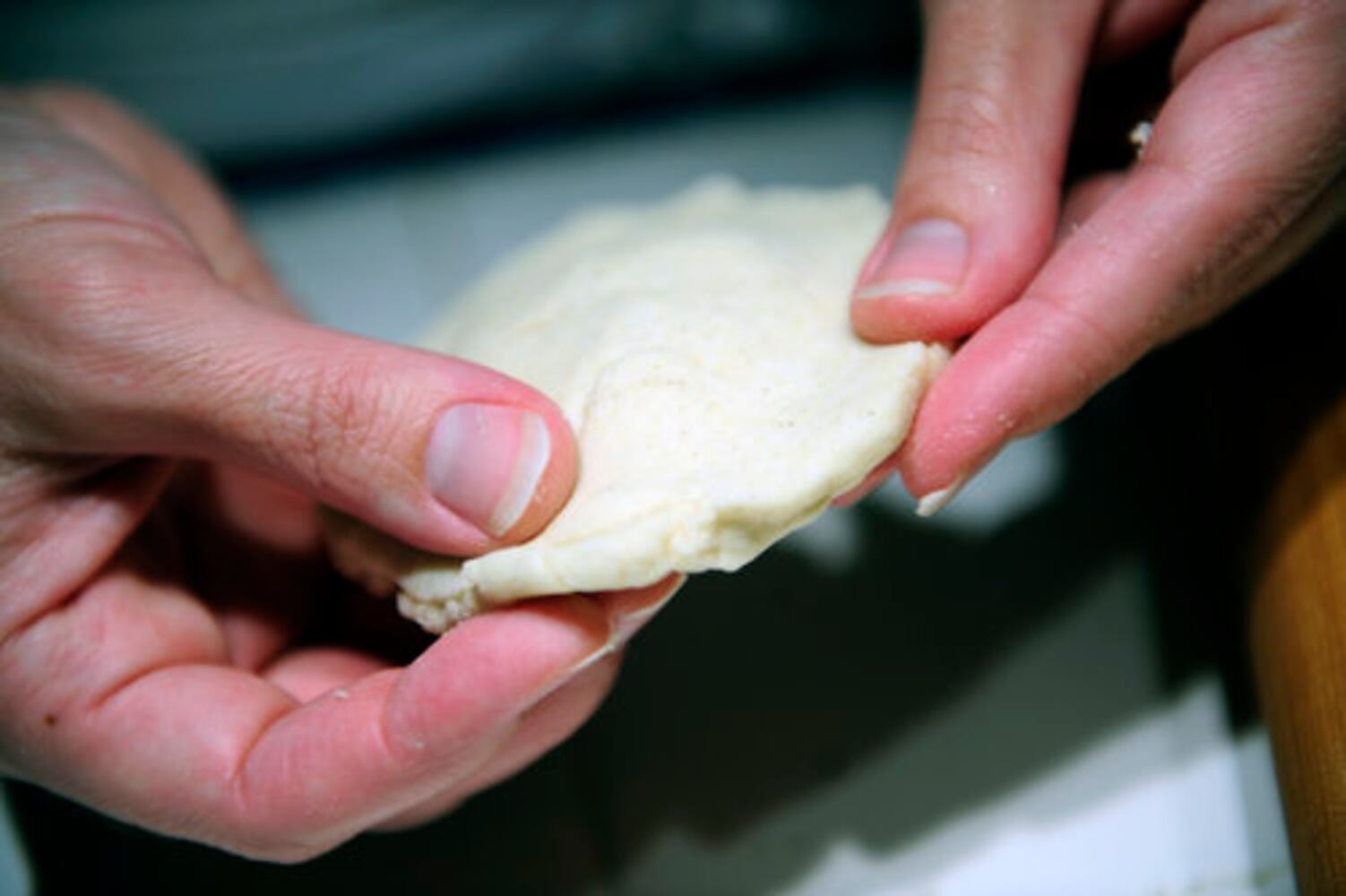 Make pupusas de queso