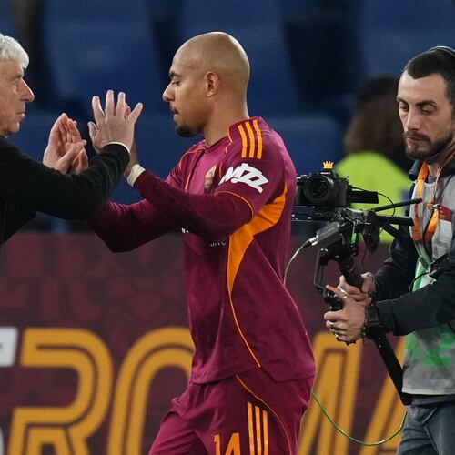 Roma's head coach Gian Piero Gasperini substitutest Donyell Malen during a Seria A soccer match between Roma and Pisa n Rome, Italy, Friday, April 10, 2026. (AP Photo/Alessandra Tarantino)
