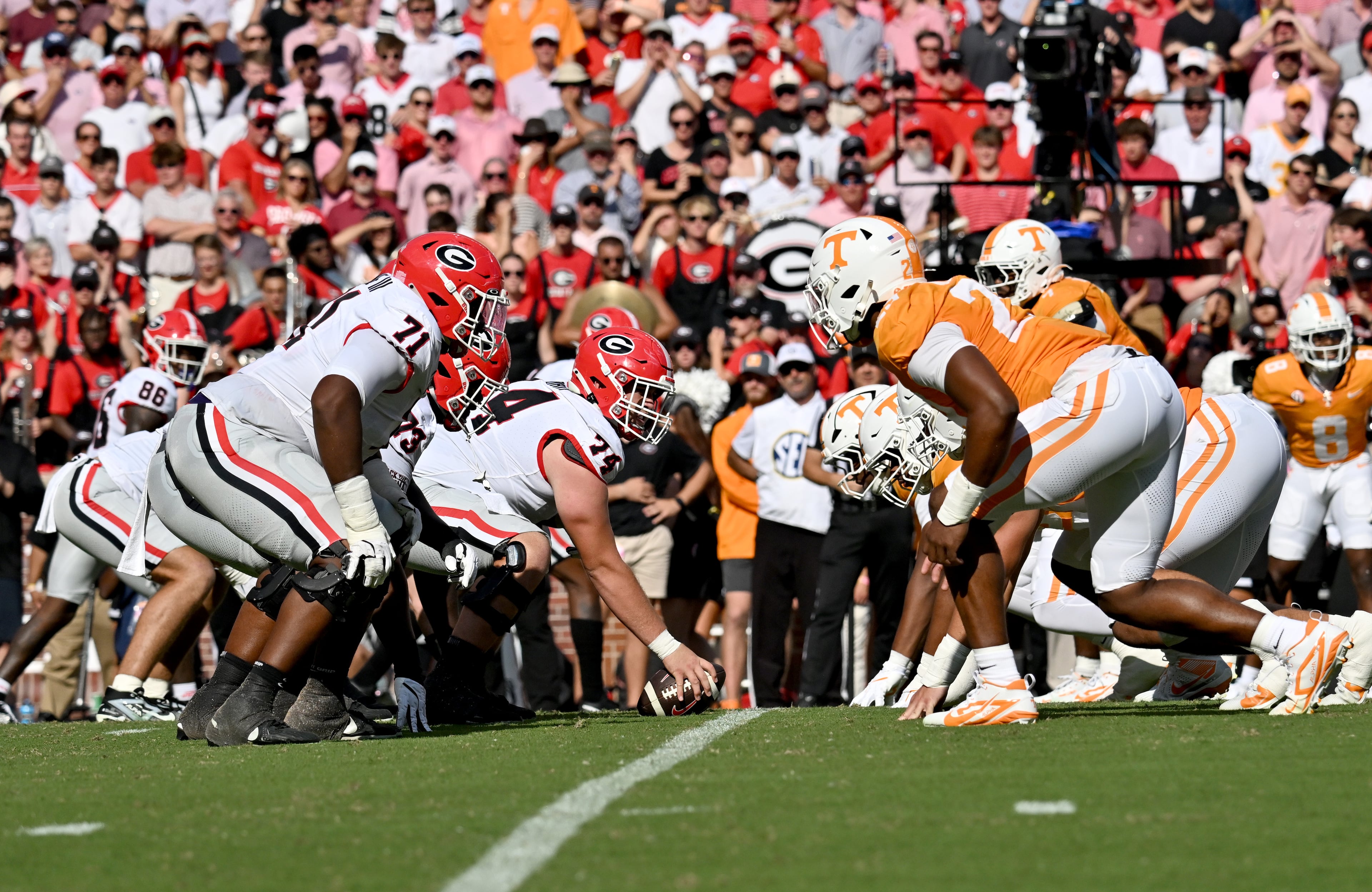 Georgia and Tennessee line up at the line of scrimmage during the first half at Neyland Stadium on Saturday, Sept. 13, 2025, in Knoxville, Tenn. (Hyosub Shin/AJC)