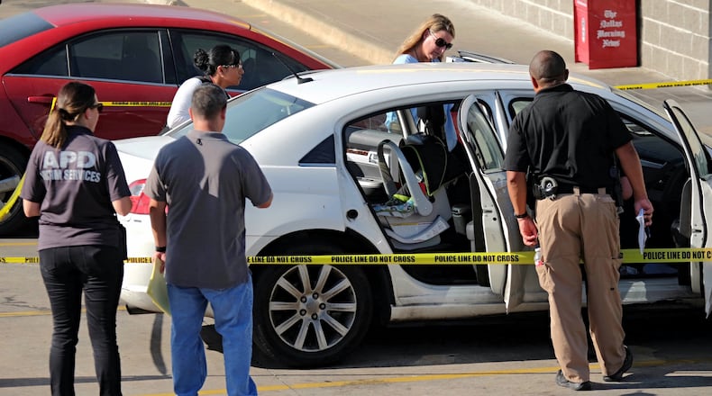 AUGUST 6, 2015 - Austin Police investigate the death of a 10-month-old boy found in a parked car a Waffel House in Austin, Texas, on Thursday, August 6 2015. (Rodolfo Gonzalez / AUSTIN AMERICAN-STATESMAN)