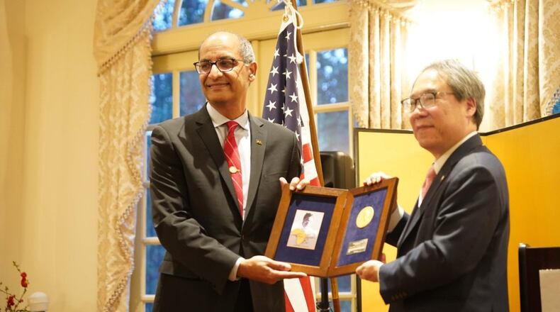Counsel General Mio Maeda presenting the Hideyo Noguchi Africa Prize to Dr. Kashef Ijaz, VP of Health Programs at The Carter Center. (Photo Courtesy of Georgia Asian Times)