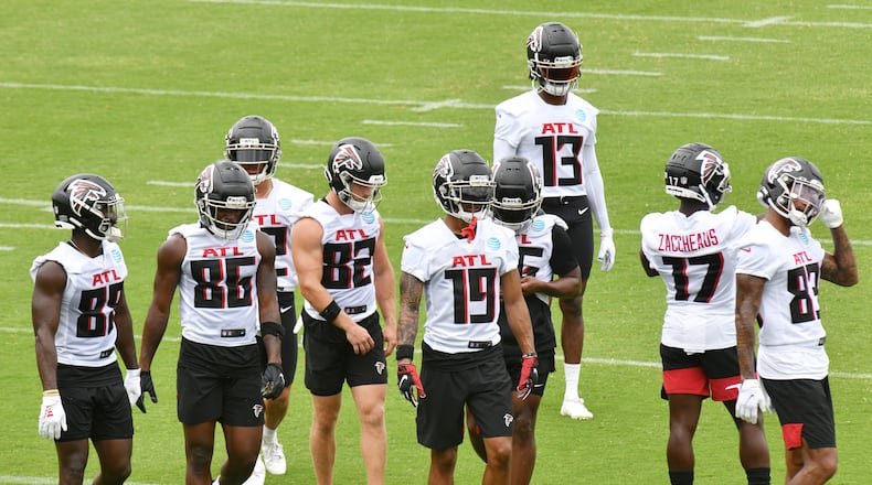 Falcons offensive players run a drill during a mandatory minicamp Wednesday, June 9, 2021, in Flowery Branch. (Hyosub Shin / Hyosub.Shin@ajc.com)