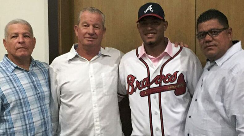 Gordon Blakeley (second from left) poses with Kevin Maitan and others after the Braves signed the Venezuelan teen in July 2016. (IVBP.com photo)