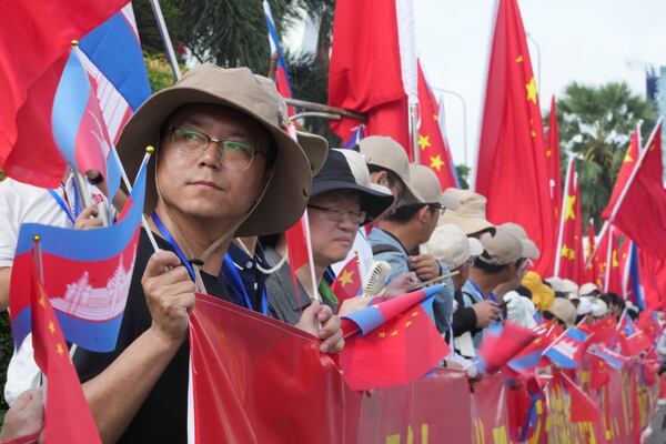 Chineses people wait to welcome their President Xi Jingping's arrival in Phnom Penh, Cambodia, Thursday, April 17, 2025. (AP Photo/Heng Sinith)