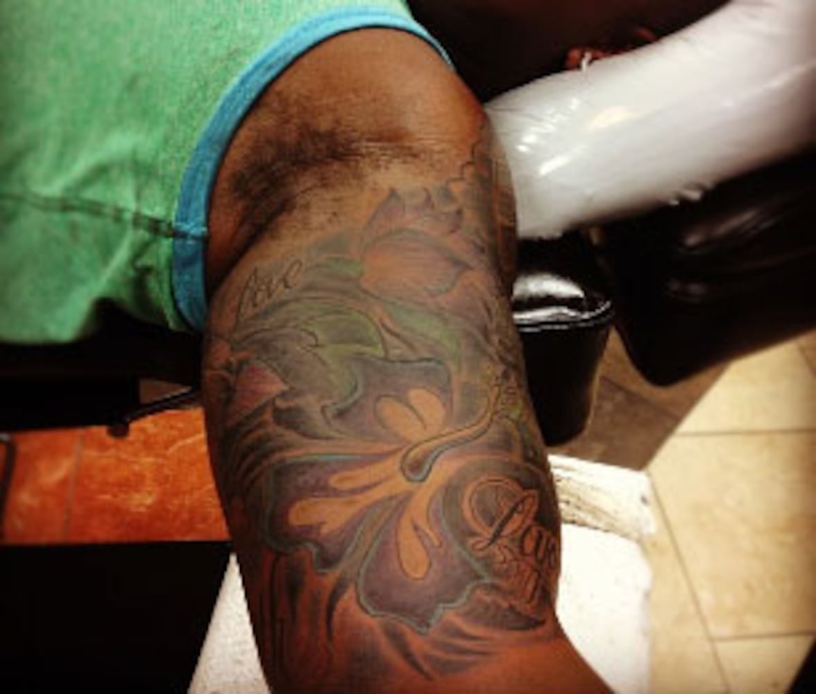 Atlanta tattoo artist inks baseball players, including Braves