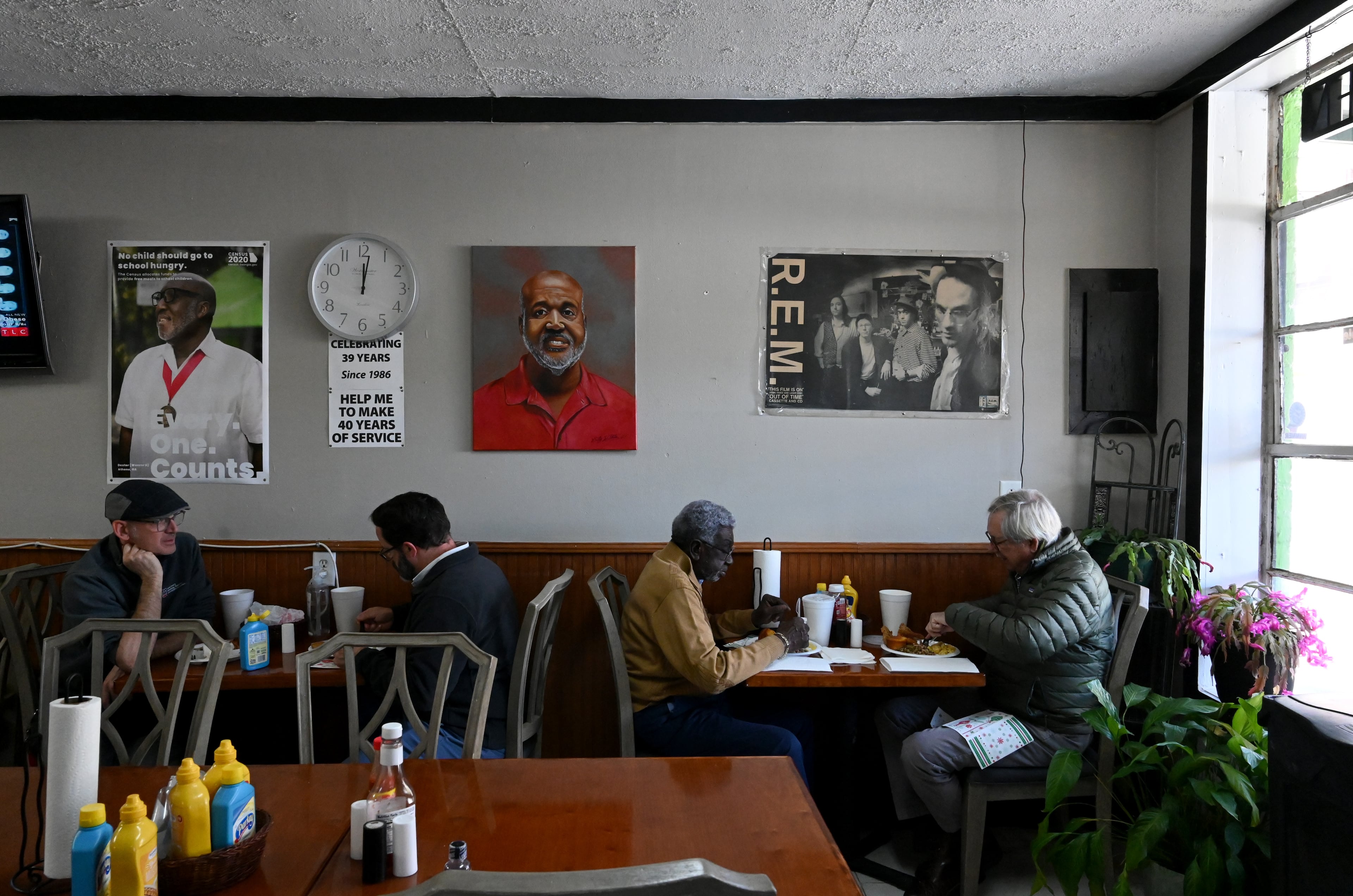 By 2012, in the wake of the Great Recession, Dexter Weaver's restaurant was facing foreclosure. Locals made financial donations and UGA students organized “Automatic Saturdays,” with social media pushes to draw crowds. (Hyosub Shin/AJC)