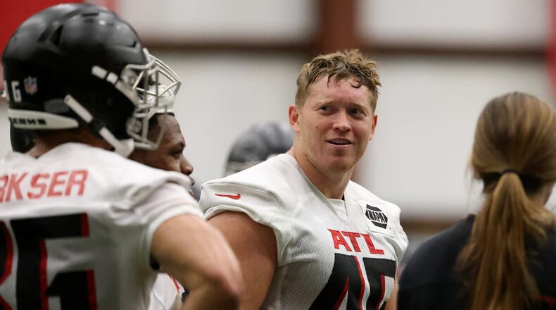 052622 Flowery Branch: Atlanta Falcons tight end Parker Hesse (46) practices during OTA at the Falcons Practice Facility, May 26, 2022, in Flowery Branch, Ga. (Jason Getz / Jason.Getz@ajc.com)