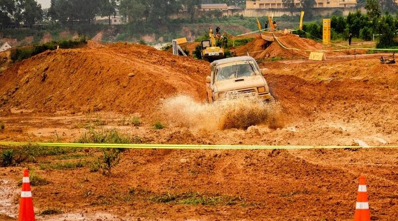 A Florida couple used the bed of a pickup truck to get married, and then took a dip -- in the mud.
