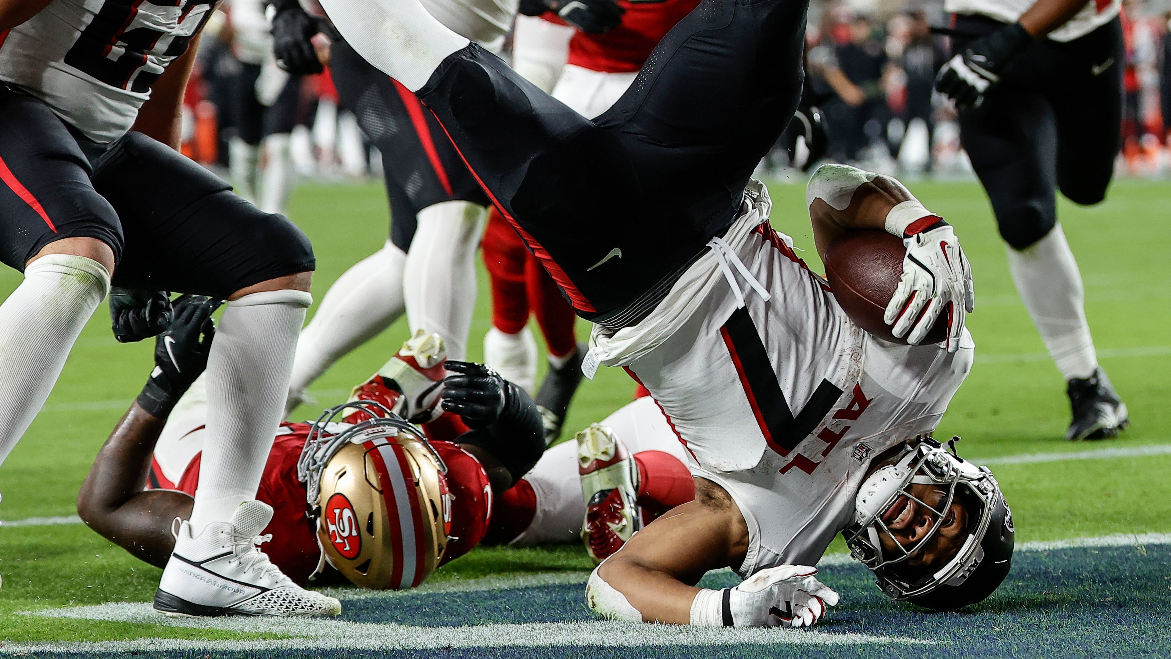 Atlanta Falcons running back Bijan Robinson (7) scores a touchdown against the San Francisco 49ers in the second half of an NFL football game, Sunday, Oct. 19, 2025, in Santa Clara, Calif. (AP Photo/Kelley L Cox)
