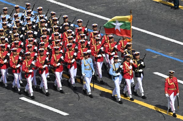 Le personnel militaire du Myanmar assistera au défilé militaire du Jour de la victoire qui s'est tenu à Moscou, en Russie, le vendredi 9 mai 2025, pour célébrer le 80e anniversaire de la victoire de l'Union soviétique sur l'Allemagne nazie pendant la Seconde Guerre mondiale. (Maxim Bogodvid / Agence hôte de photo Ria Novosti via AP)