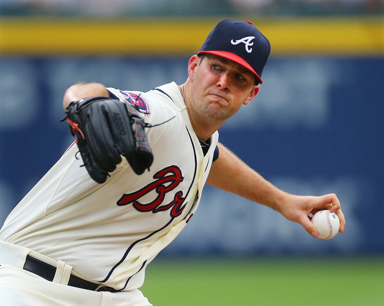 Braves lead 6-1 at rain delay
