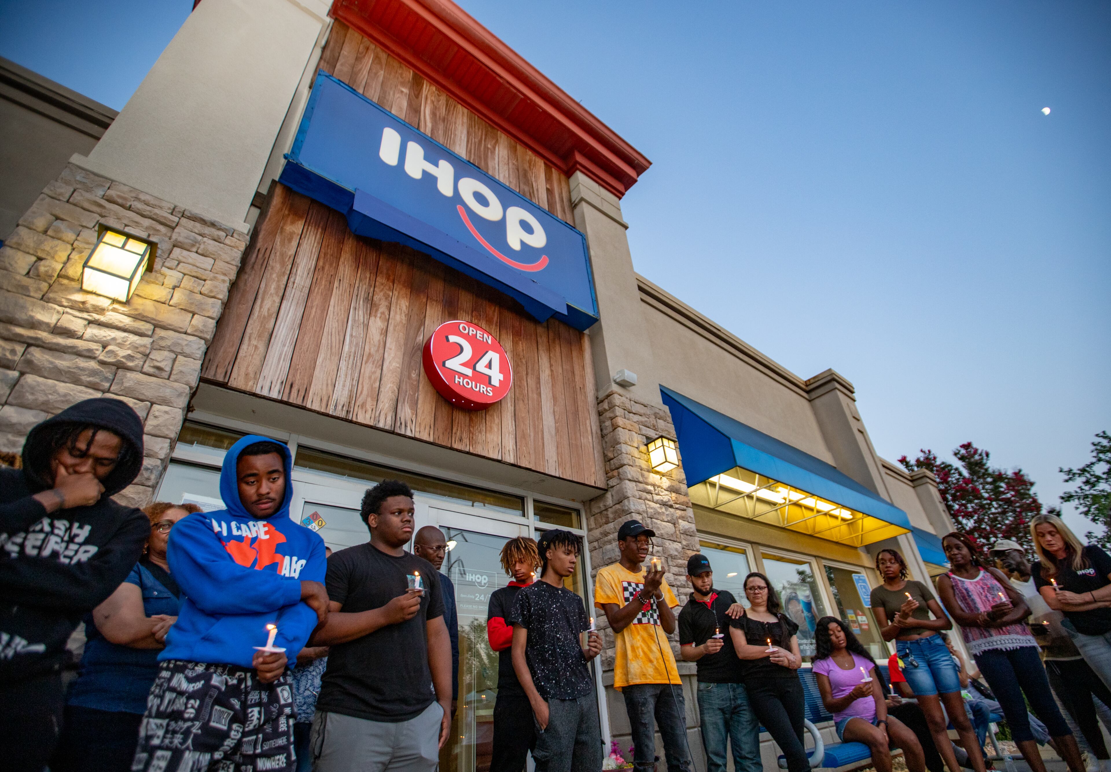 Family and friends mourn Jacob Johnson at a candlelight vigil and balloon release outside a DeKalb County IHOP where the 16-year-old was shot and killed. (Jenni Girtman for the AJC 2023)